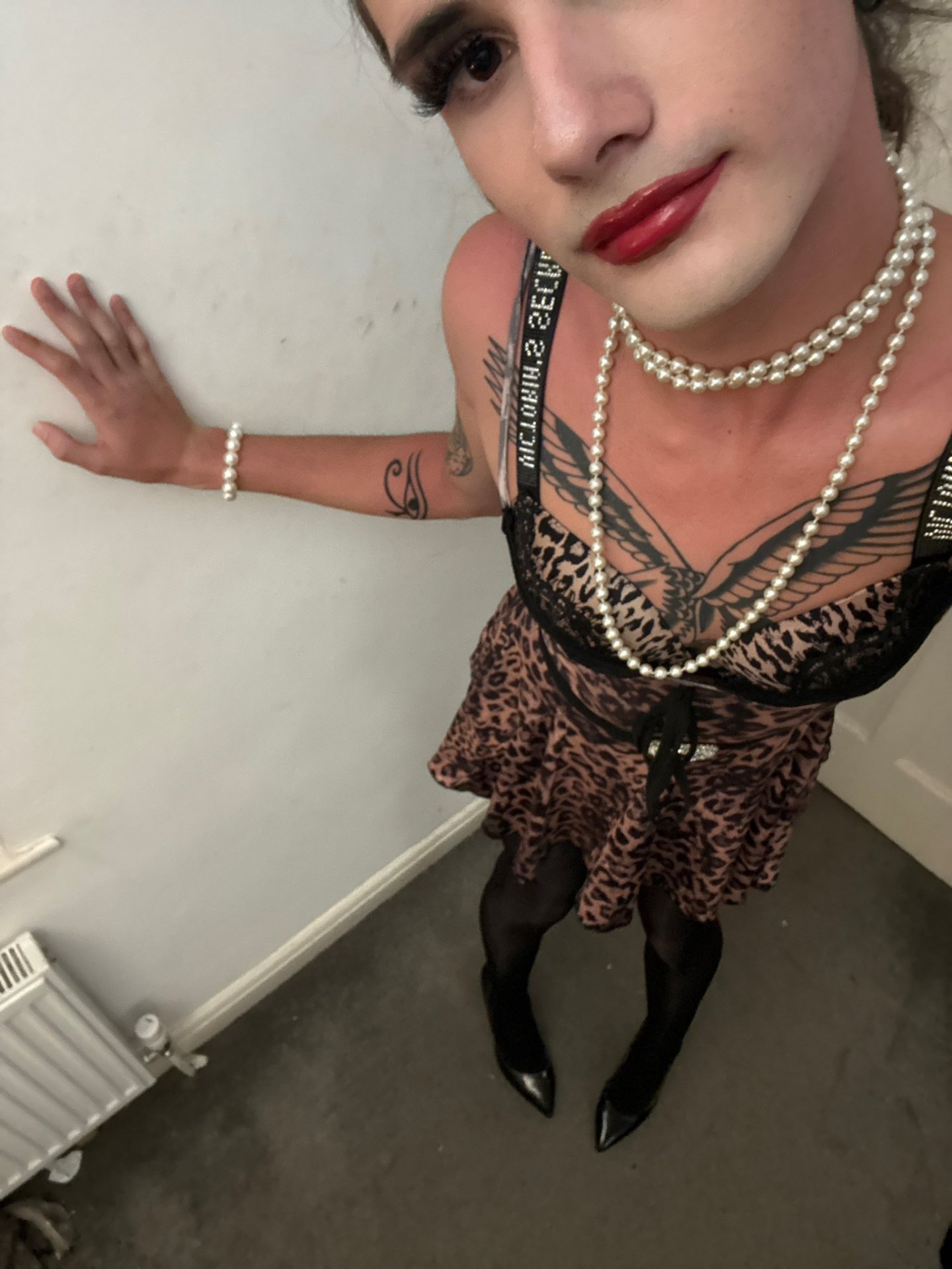 sissy jade puts on lipstick
