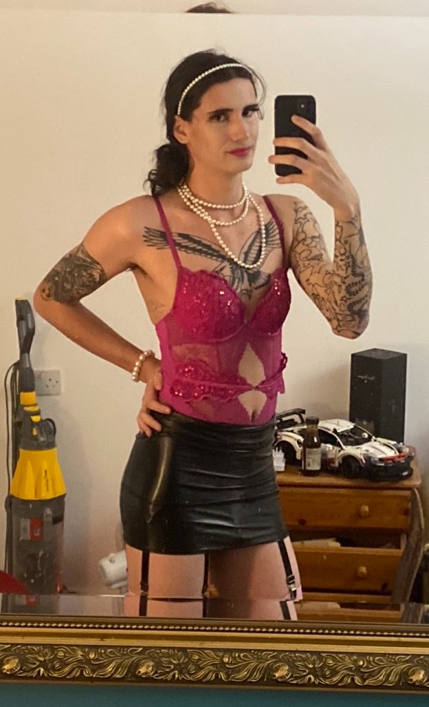 sissy jade puts on lipstick