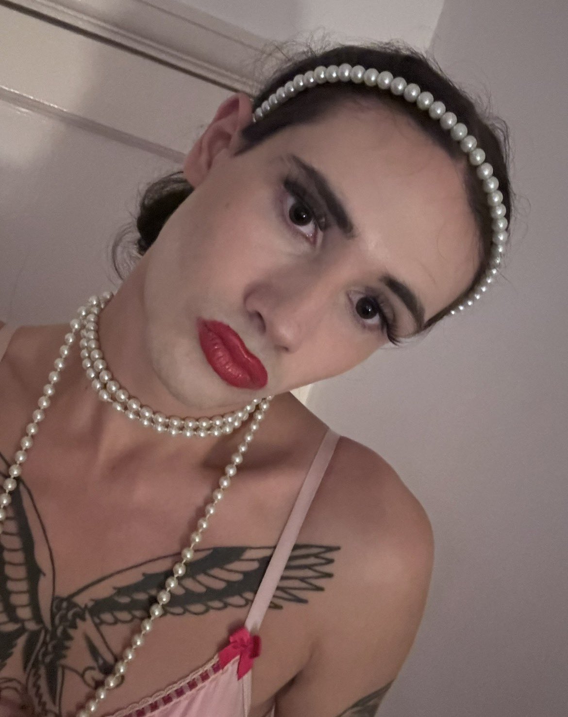 sissy jade puts on lipstick