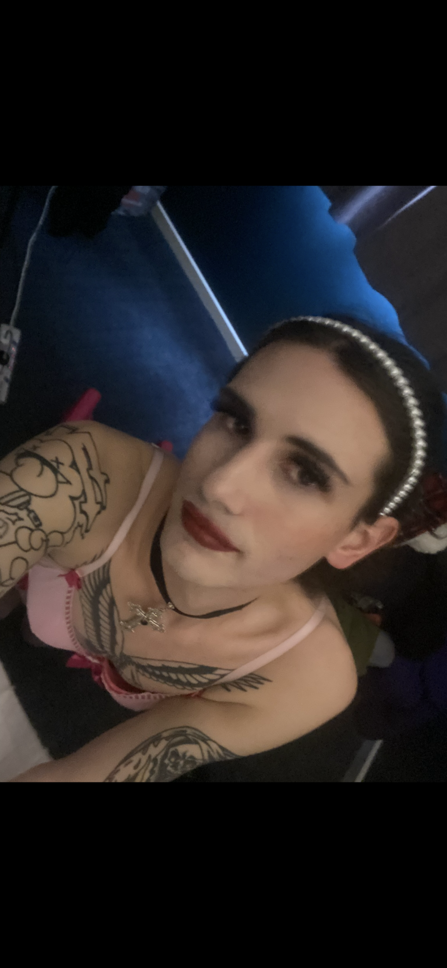 sissy jade puts on lipstick