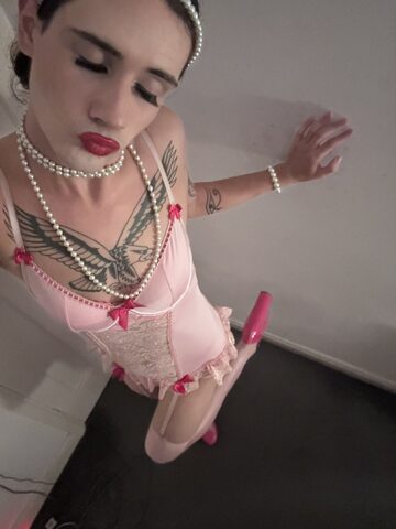sissy jade puts on lipstick