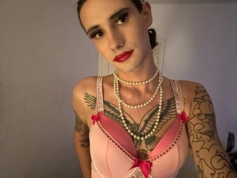 sissy jade puts on lipstick
