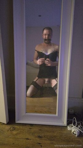 sissyalex94 – Kneeling & exposed: black lingerie, garters, chain accessories & locked cage!