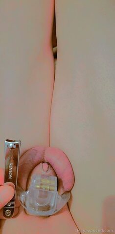 spread my tiny clitty < 3
