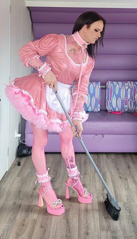 Cleaning sissy maid